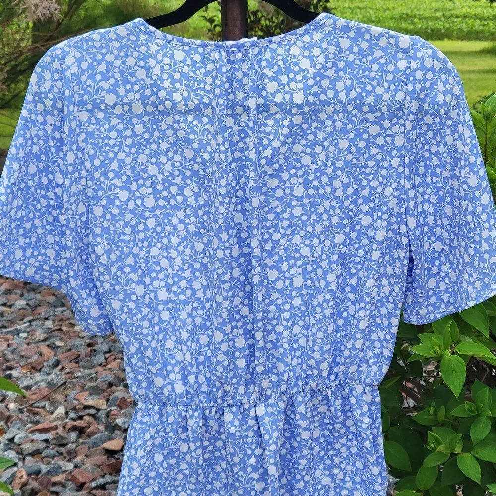 Sienna Sky Blue & White Floral V Neck Wrap Blouse Medium - Picture 9 of 9